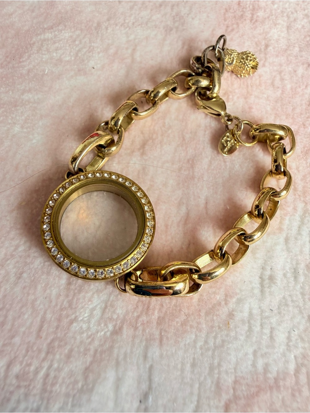 Gold Tone Origami Owl Bracelet with Twist Top Locket